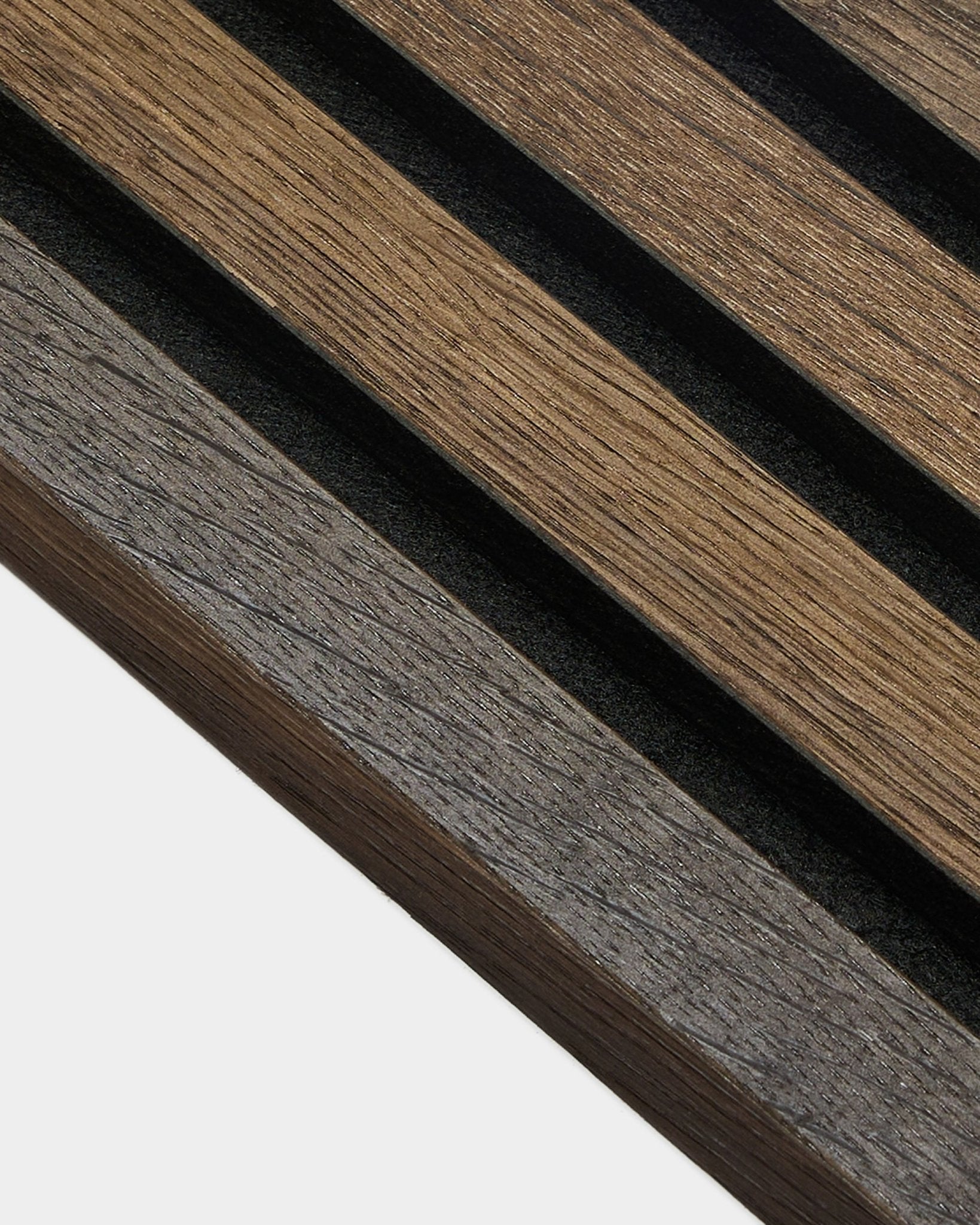 Primer plano de la lámina final rústica de smoked oak de 2,2 cm de WoodUpp, que destaca la textura de la veta, adecuada para la instalación Akupanel Panel acústico.